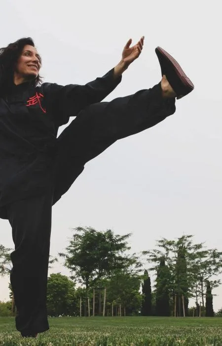 Sara Tau practicando Tai Chi al aire libre