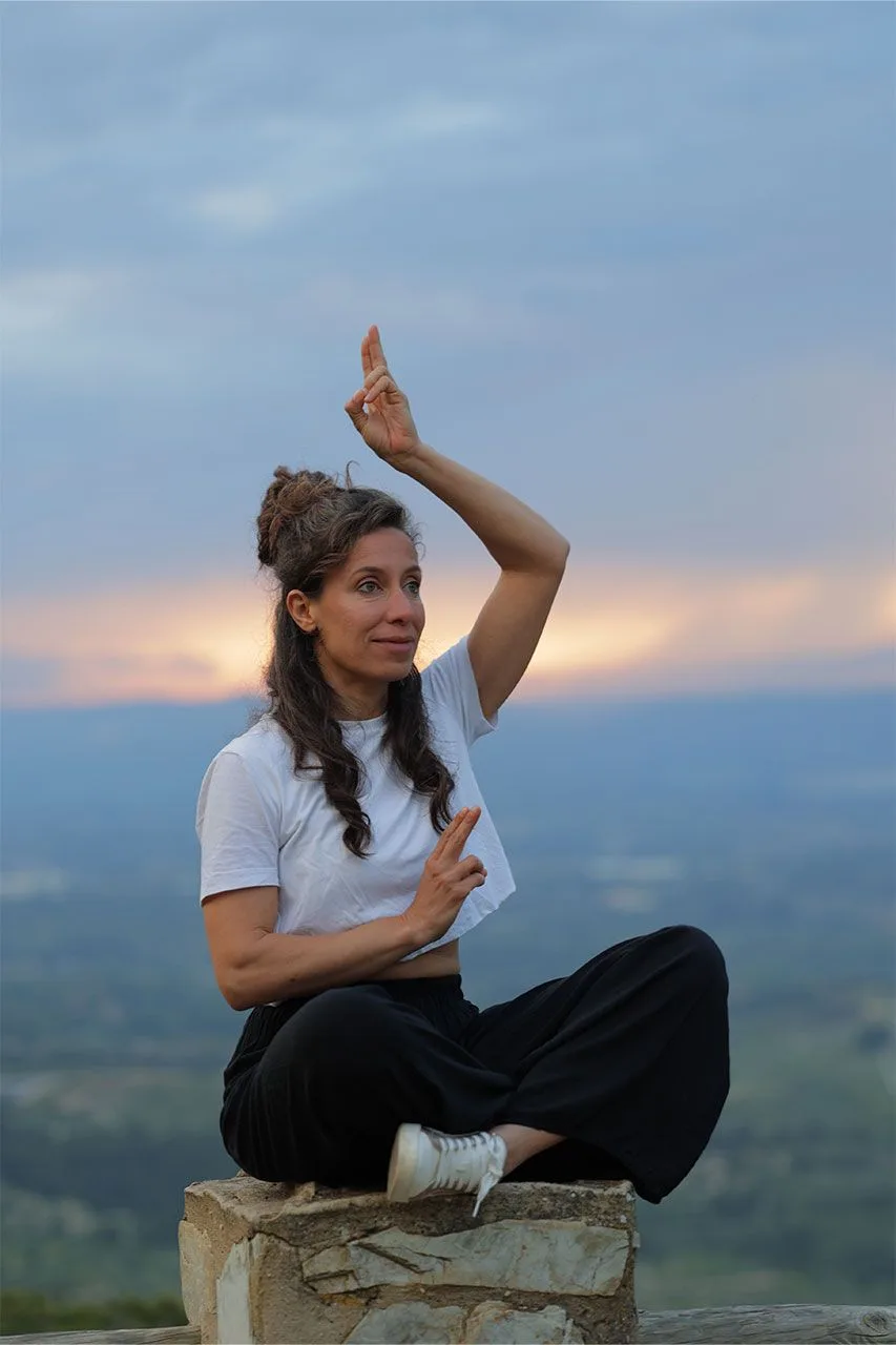 Sara Tau con un gesto de Qi Gong al atardecer